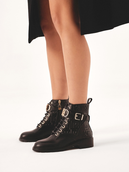 Trzewiki zdobione monogramami VANITA