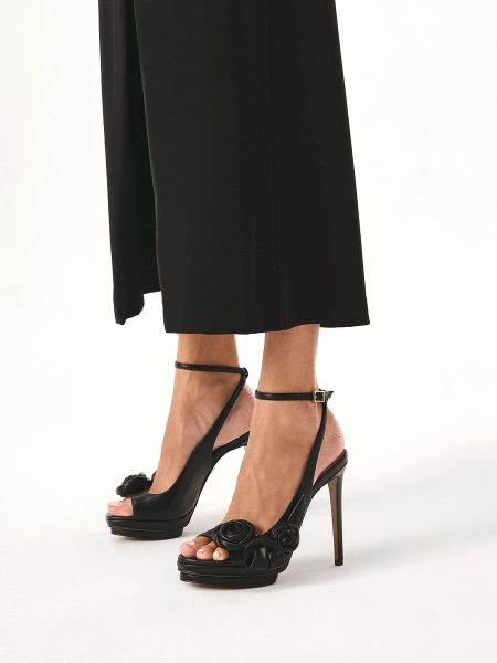 Czarne sandały ze skórzanymi kwiatami KLARISSA