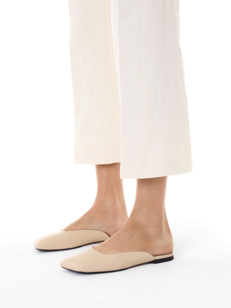 Skórzane klapki na płaskiej podeszwie z kwadratowym przodem KS BRICE