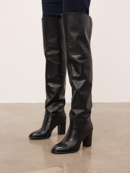 Czarne muszkieterki na słupku MORLYNN