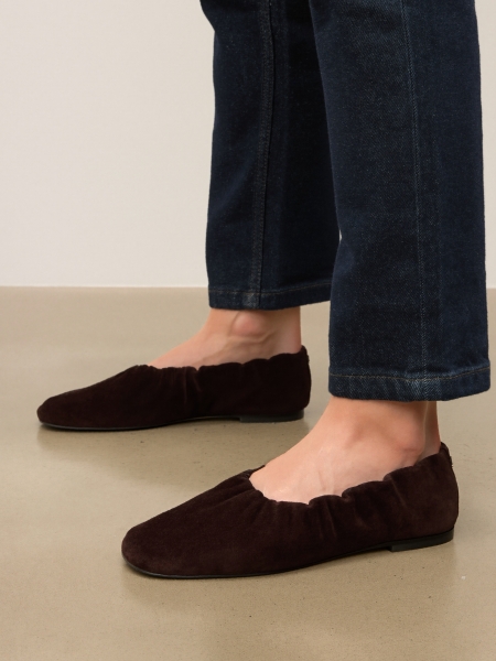 Brązowe zamszowe baleriny z elastyczną gumką i srebrnym monogramem KS AVRIL