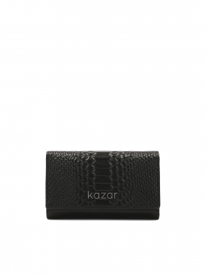 Czarny podłużny portfel z tłoczonym wzorem 