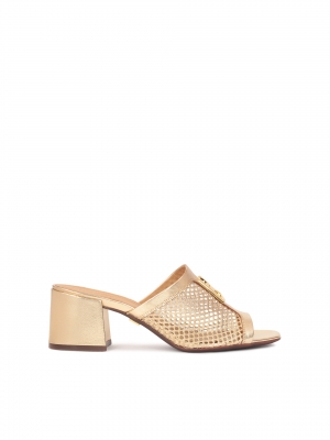 Ażurowe złote klapki zdobione monogramem