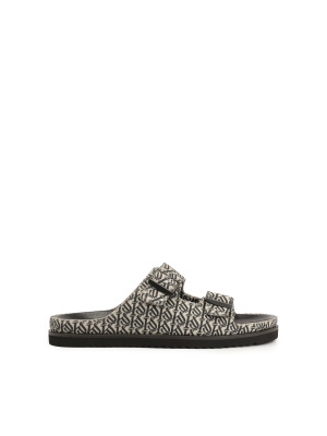 Klapki z tkaniny w logowany wzór