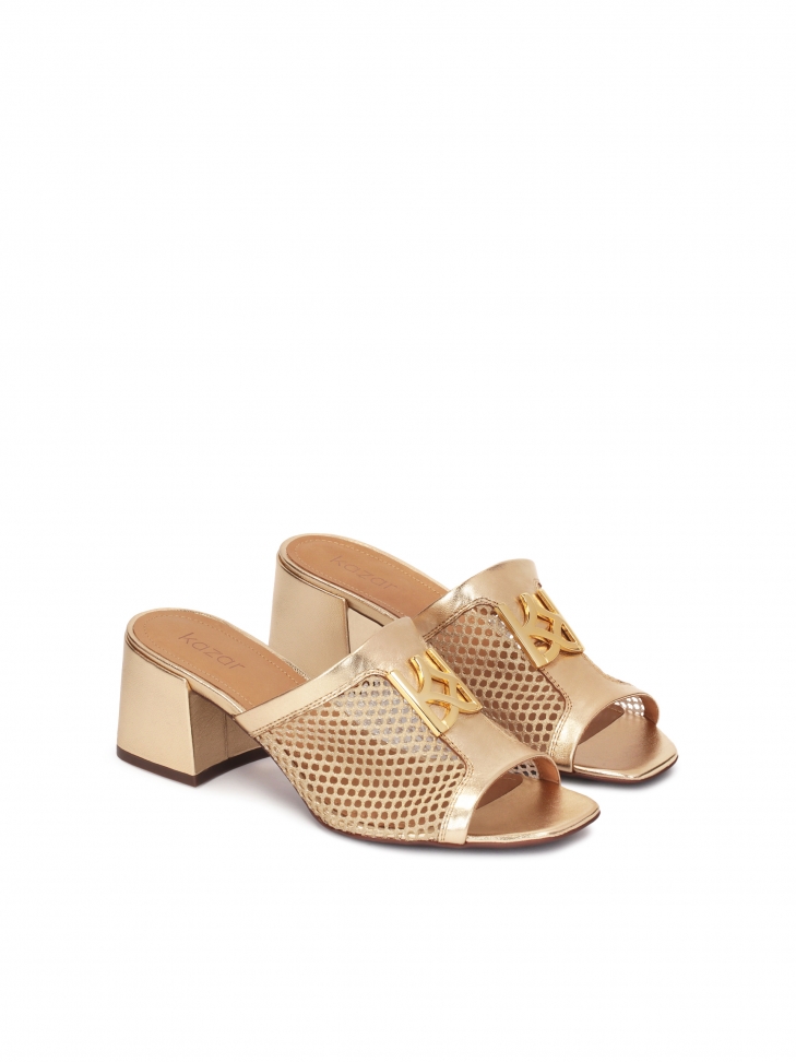 Ażurowe złote klapki zdobione monogramem SAGE