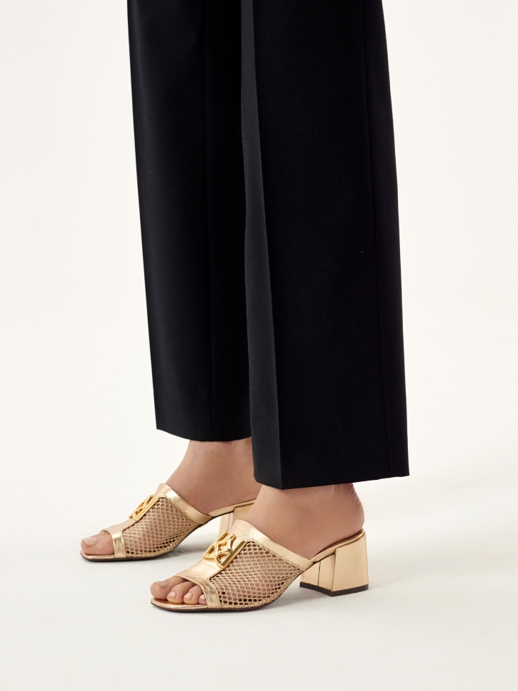 Ażurowe złote klapki zdobione monogramem SAGE