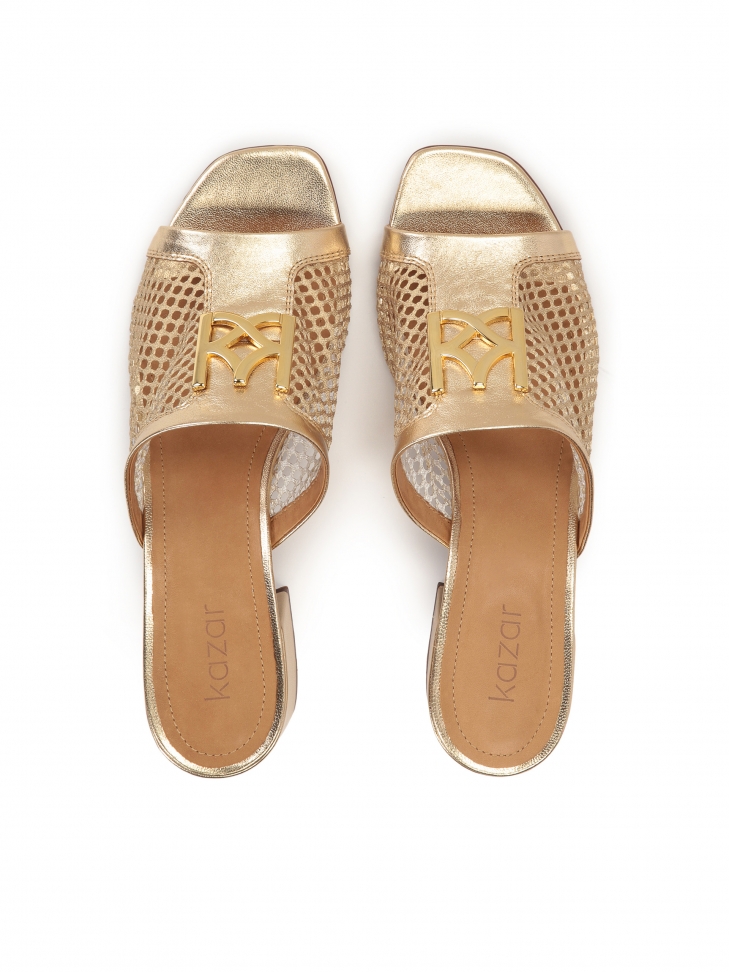 Ażurowe złote klapki zdobione monogramem SAGE