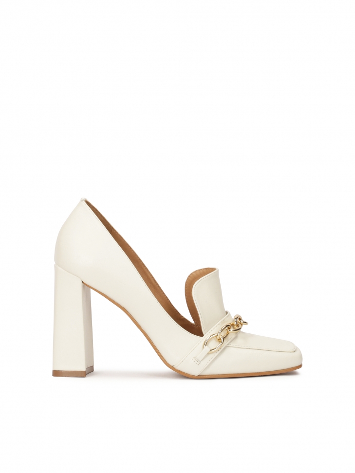 Czółenka z kwadratowymi noskami i łańcuchami ZELIA