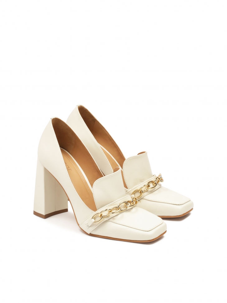 Czółenka z kwadratowymi noskami i łańcuchami ZELIA