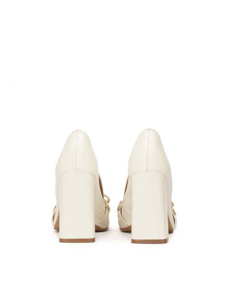 Czółenka z kwadratowymi noskami i łańcuchami ZELIA