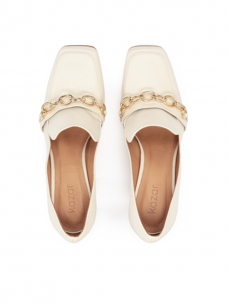 Czółenka z kwadratowymi noskami i łańcuchami ZELIA