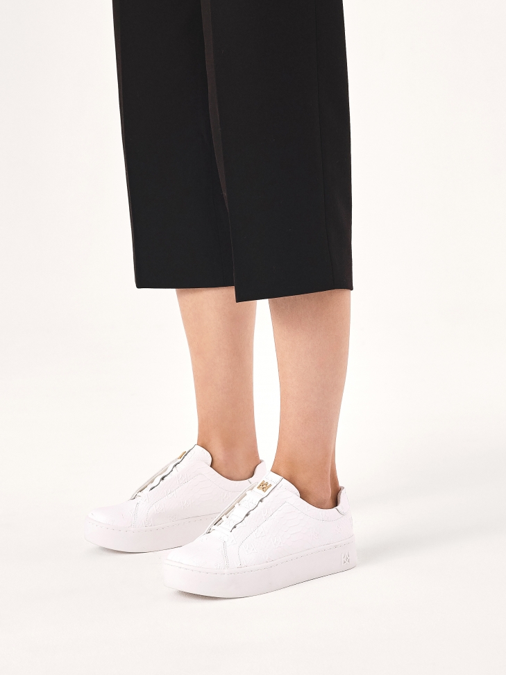 Białe sneakersy w tłoczone monogramy KAZAR MALIA