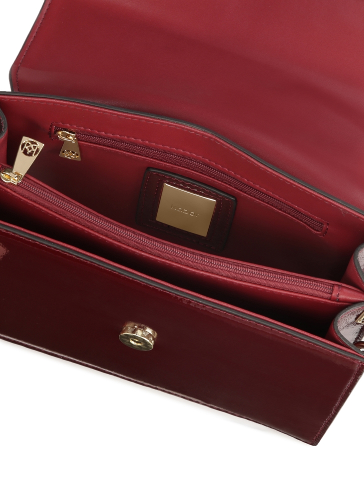 Bordowa torebka z klapą i paskiem z łańcuchem JONNA 