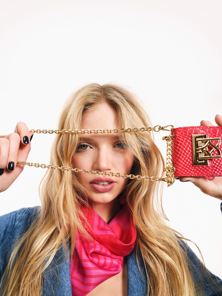 Jedwabna różowa apaszka w kwiatowy wzór SEYNA S