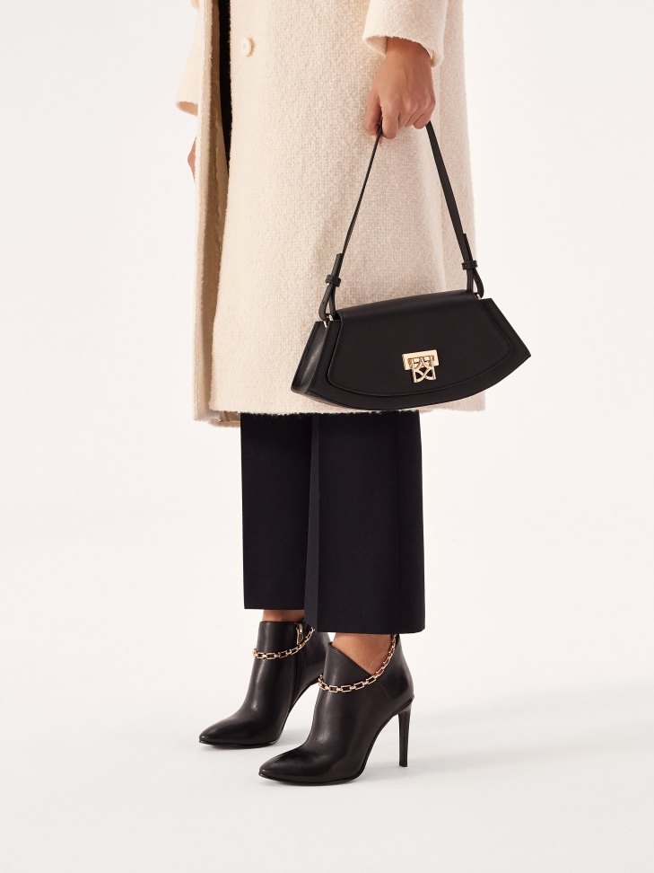 Zjawiskowe botki na smukłej szpilce z efektownym łańcuszkiem przy kostce SUZIE