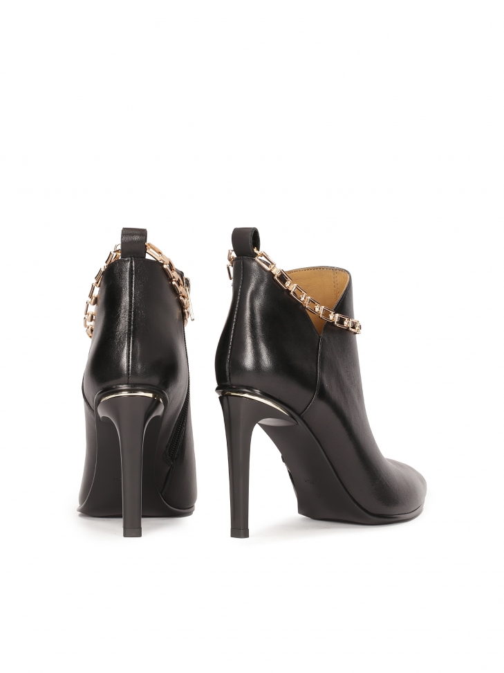 Zjawiskowe botki na smukłej szpilce z efektownym łańcuszkiem przy kostce SUZIE