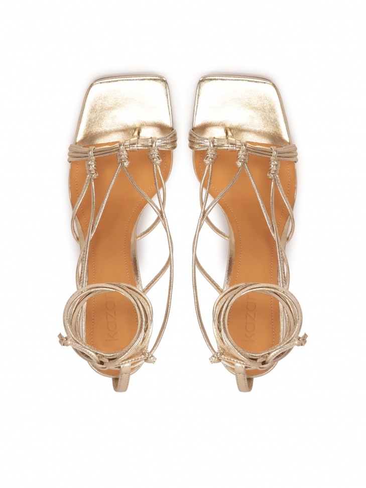 Wiązane sandały japonki ze złotej skóry ELICIA