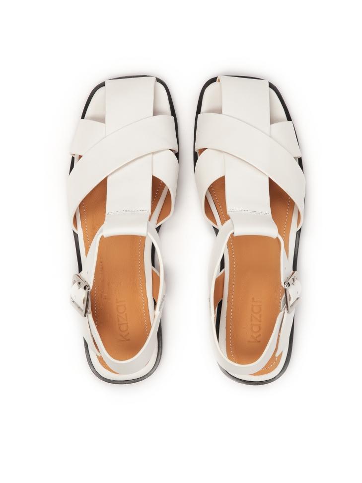 Białe sandały z paskiem przysłaniającym palce MANORI