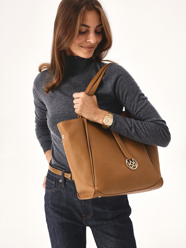 Jasnobrązowa torebka na ramię w kształcie trapezu REYNA