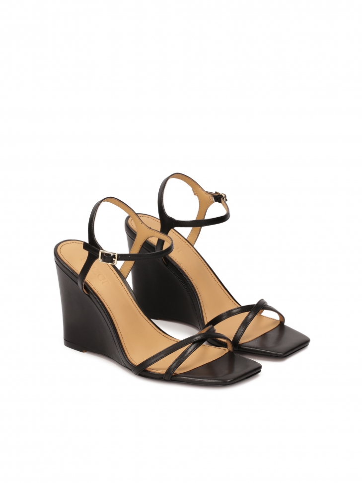 Czarne sandały na koturnie z kwadratowym noskiem DORA
