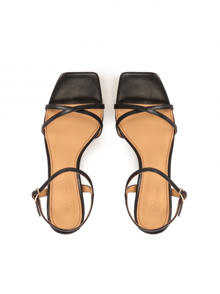 Czarne sandały na koturnie z kwadratowym noskiem DORA