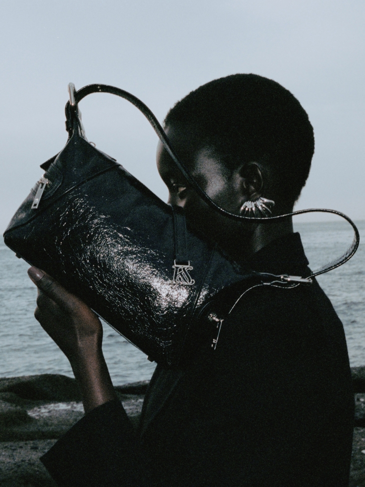 Czarna skórzana torebka na ramię BRIANA