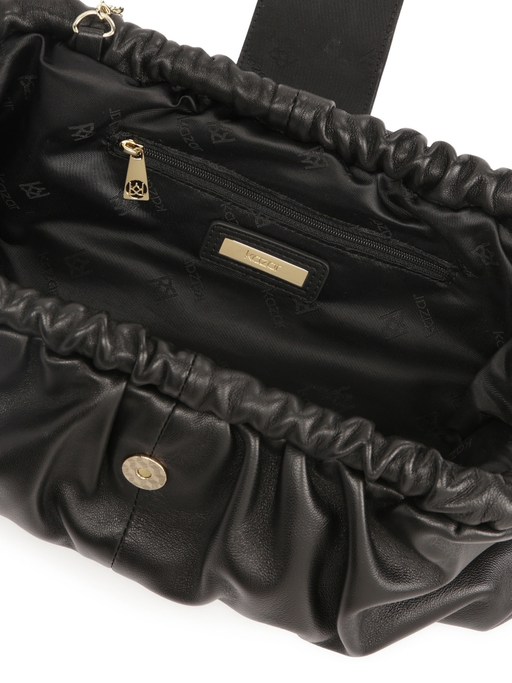 Czarna kopertówka do ręki z efektownym logo EVENING