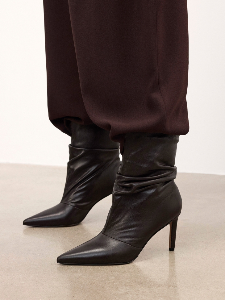 Skórzane botki z marszczoną cholewką LIZA