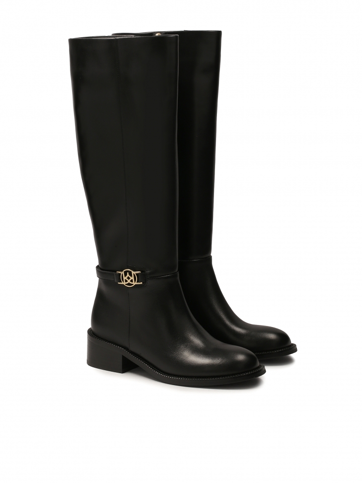 Proste skórzane kozaki z metalowym monogramem ERVA