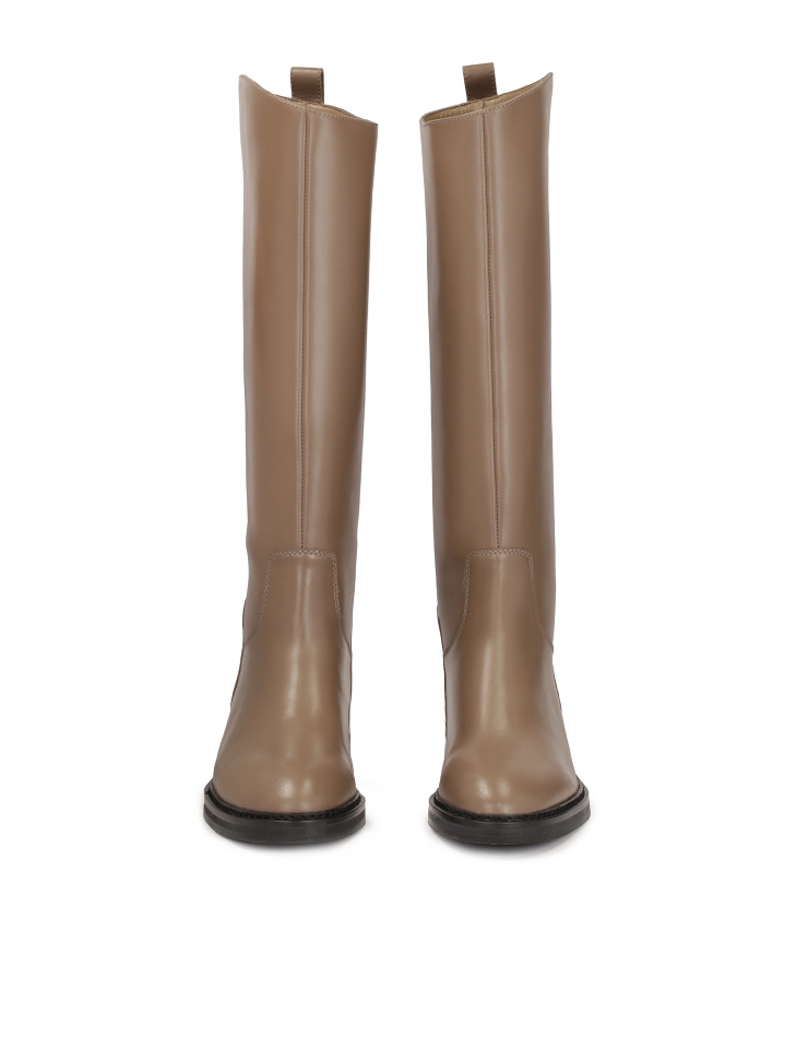 Wsuwane kozaki oficerki w kolorze taupe ALME