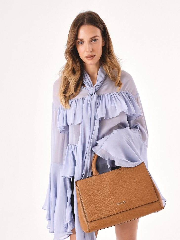 Jasnobrązowy kuferek z tłoczoną klapą ROSE