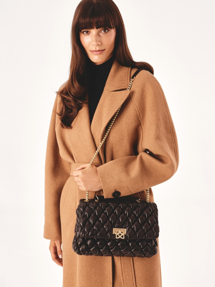 Miękka pikowana torebka w brązowym kolorze HALLIE