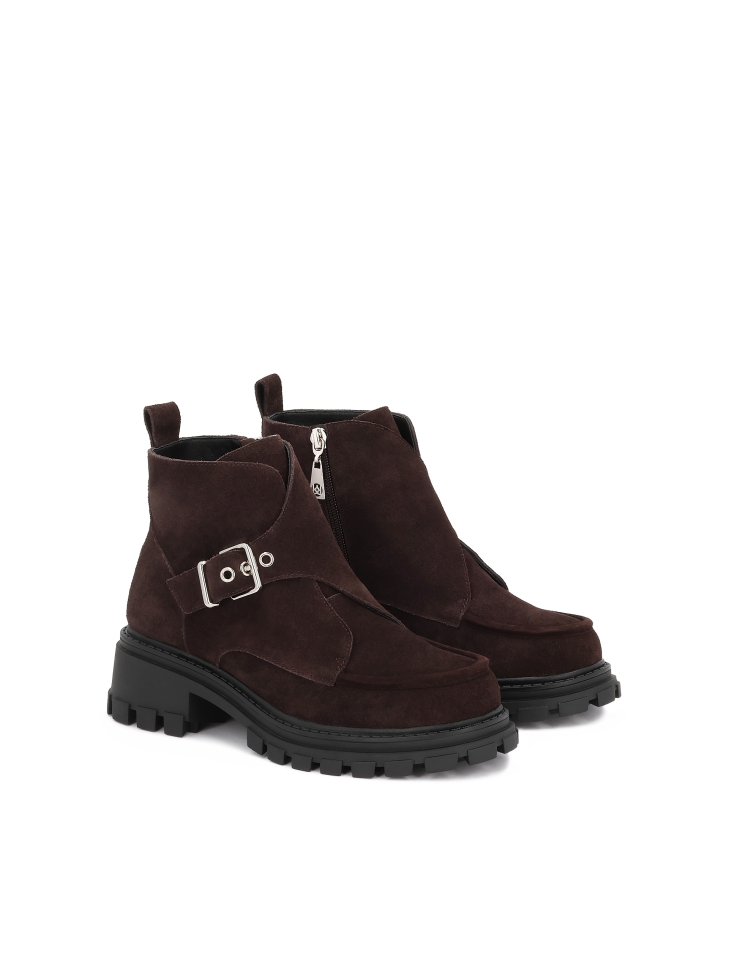 Brązowe zamszowe botki na masywnej podeszwie z ozdobną klamrą HADY