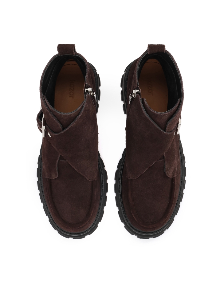 Brązowe zamszowe botki na masywnej podeszwie z ozdobną klamrą HADY