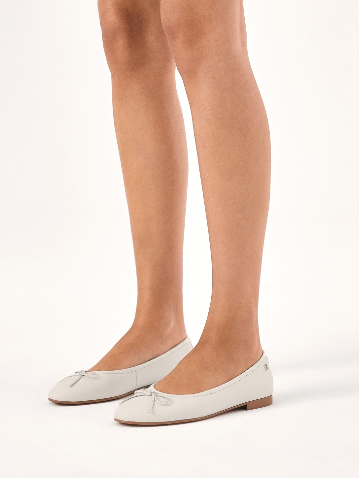 Białe skórzane baleriny na brązowej podeszwie EILEEN