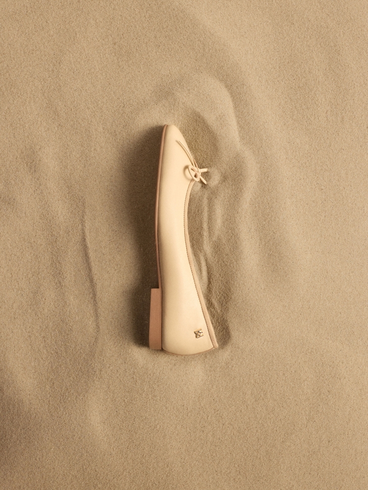 Kremowe baleriny z kokardką na nosku  EILEEN