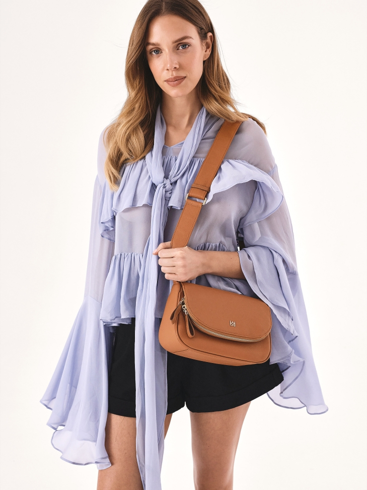 Skórzana torebka na szerokim pasku  BALBINA