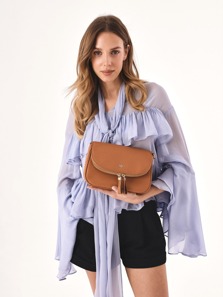 Skórzana torebka na szerokim pasku  BALBINA