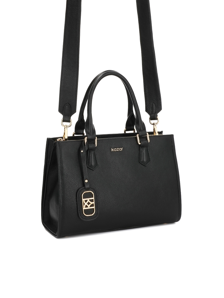 Czarna torebka ze skóry z odpinanym paskiem i zamykaną komorą NAFI