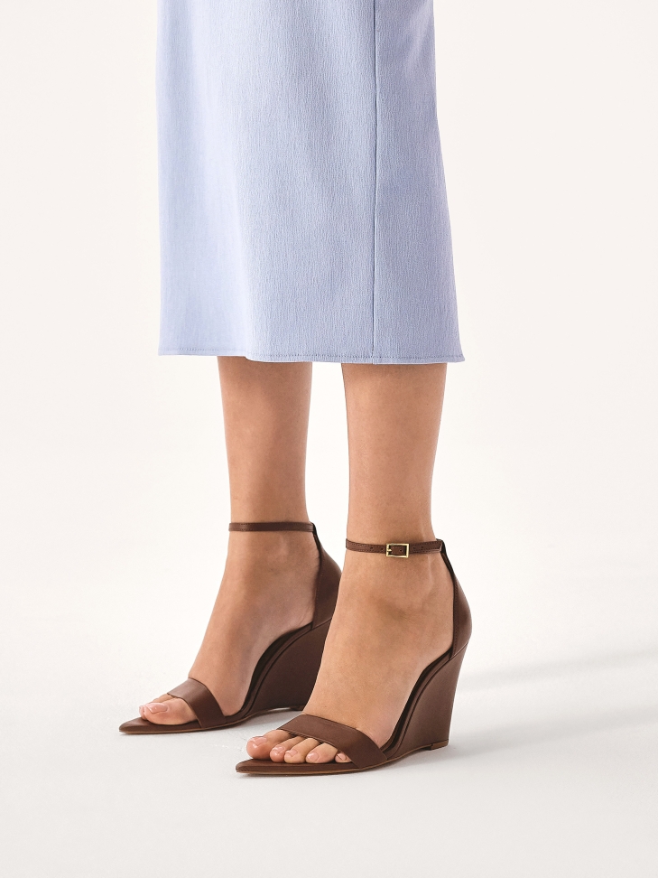 Brązowe skórzane sandały z koturnem IRINA