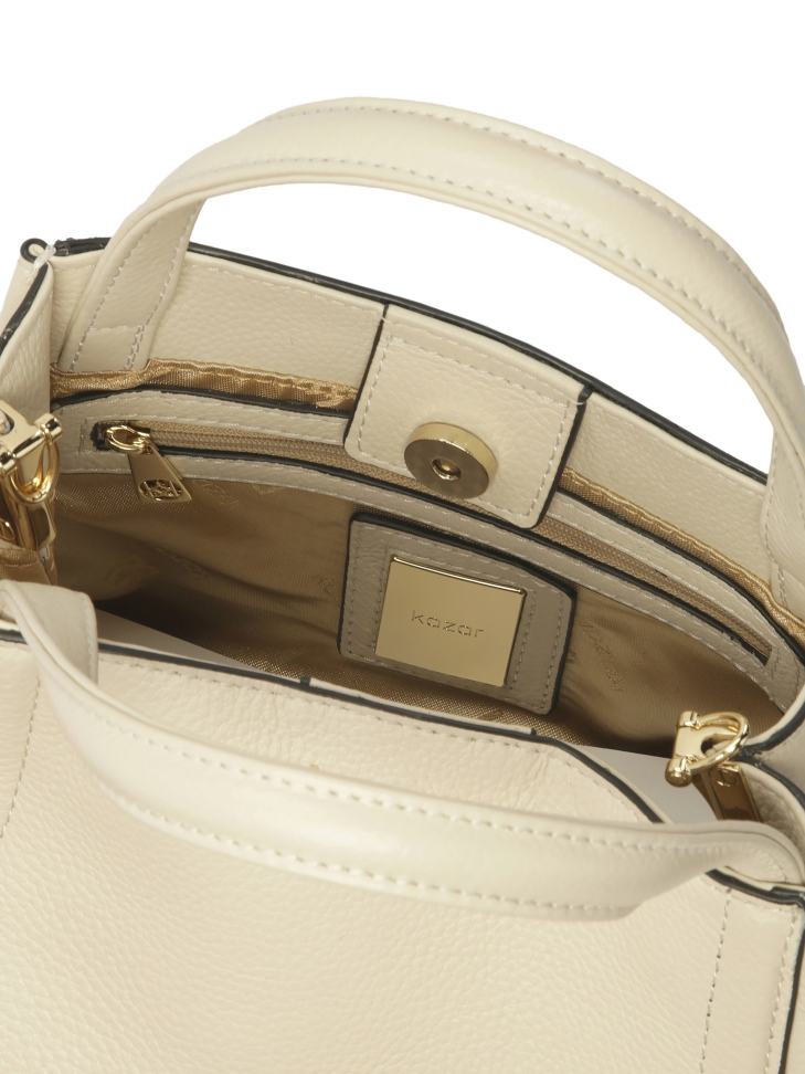 Miękka kremowa torebka z tłoczonym w monogramy paskiem BLAINE S