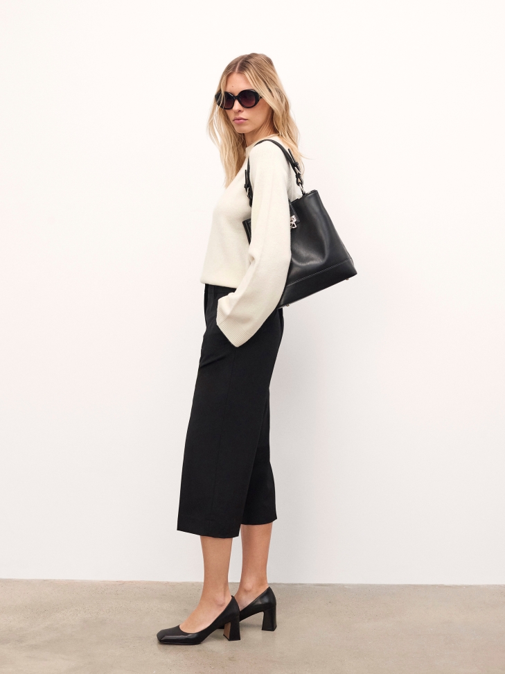 Czarna torebka z ozdobnym zapięciem VICTORIA