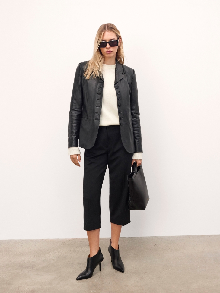 Elegancka czarna torebka skórzana ze złotym logo RILEY