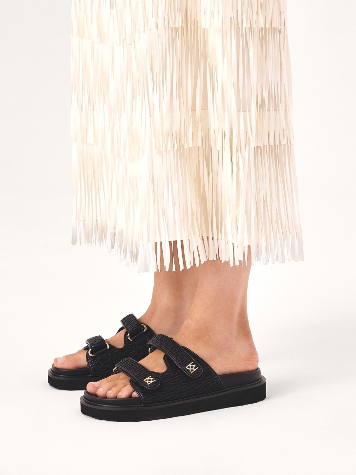 Czarne klapki z tłoczonej skóry na komfortowej podeszwie DESIRE