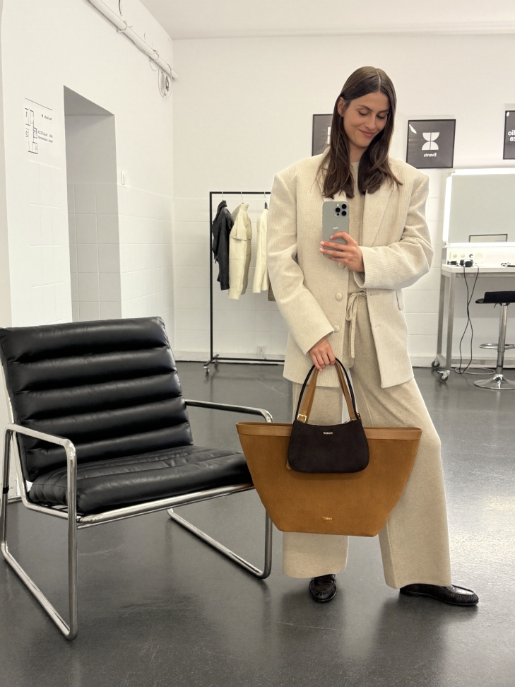 Zamszowa jasnobrązowa torebka trapez NAN