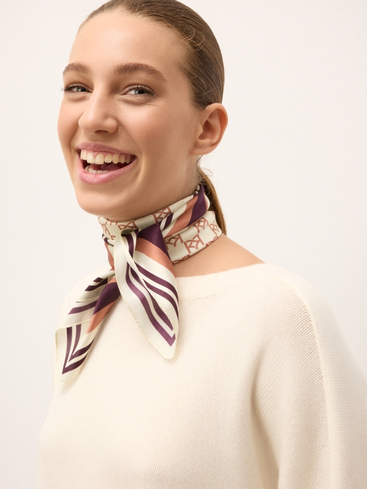 Elegancka apaszka sygnowana KAZAR CORLETA