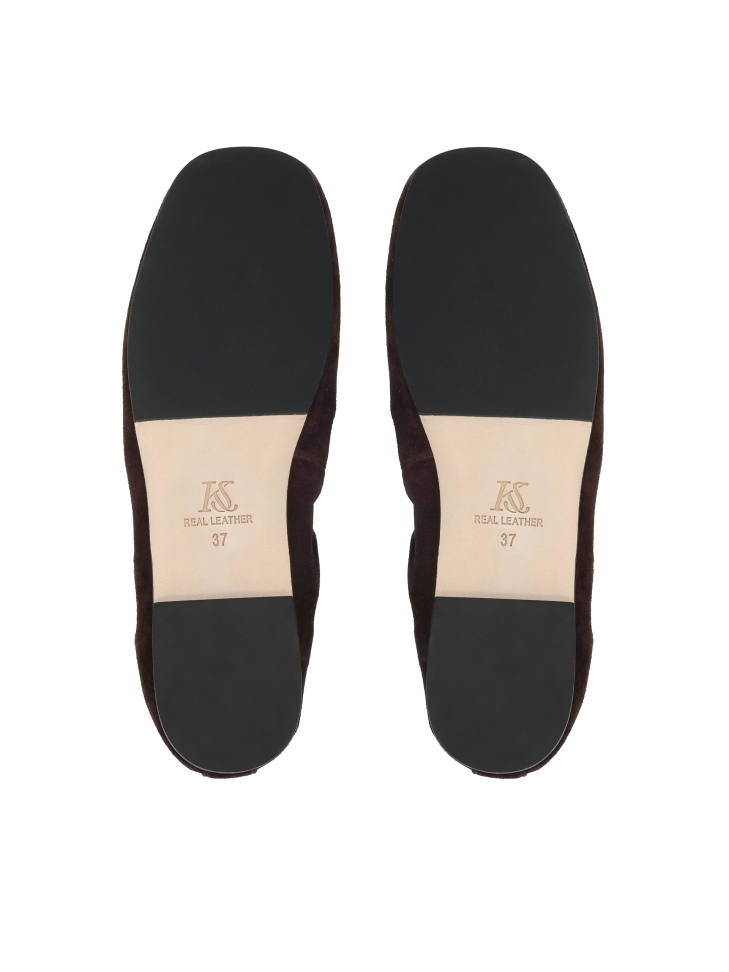 Brązowe zamszowe baleriny z elastyczną gumką i srebrnym monogramem KS AVRIL