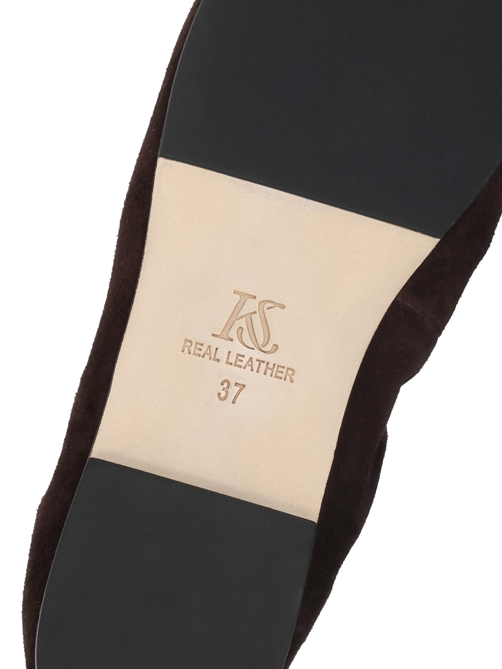 Brązowe zamszowe baleriny z elastyczną gumką i srebrnym monogramem KS AVRIL